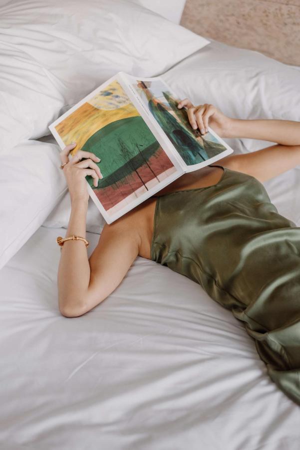 The Calile Hotel Бризбейн Екстериор снимка A woman wearing a slip