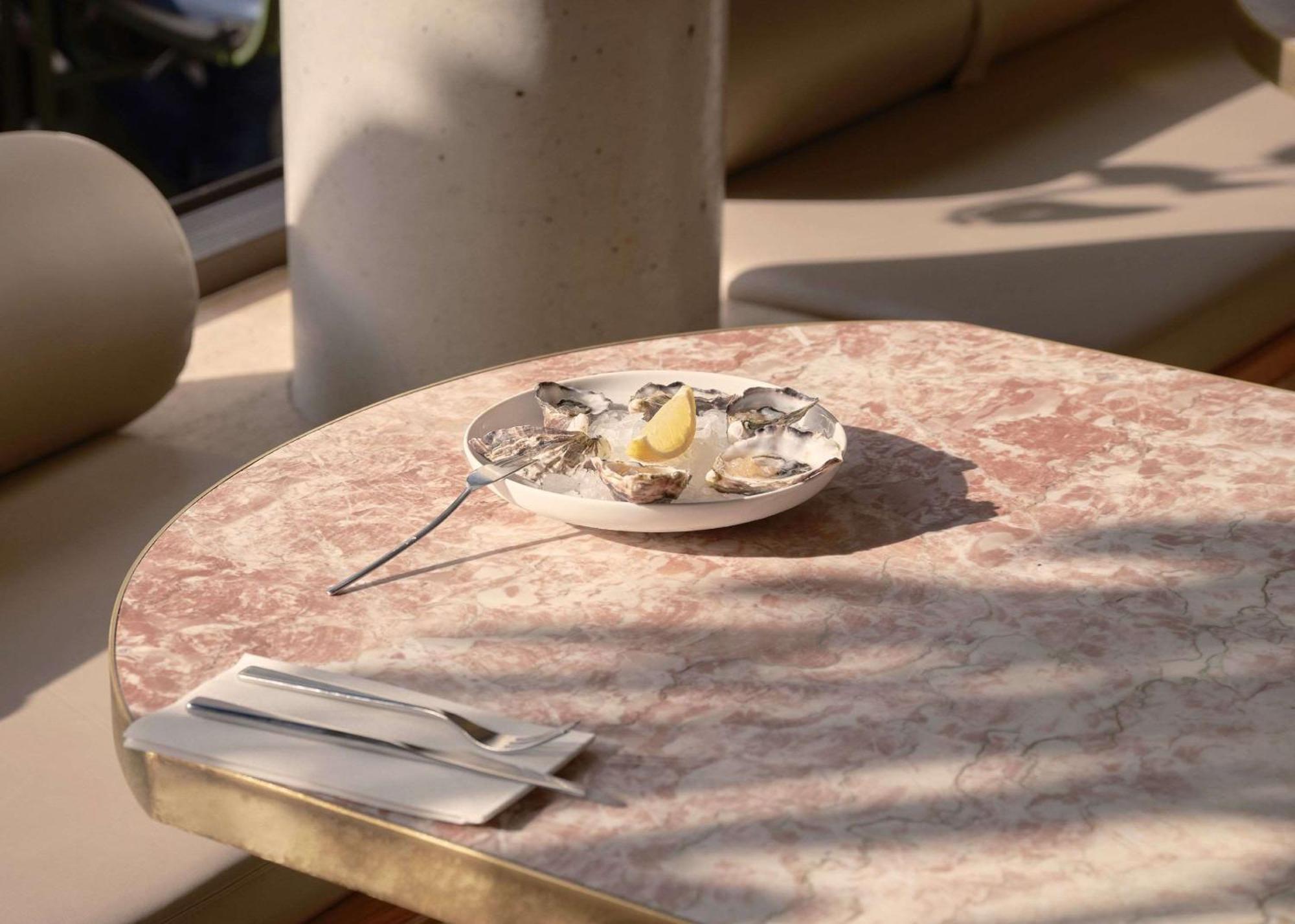 The Calile Hotel Бризбейн Екстериор снимка Oysters on a table
